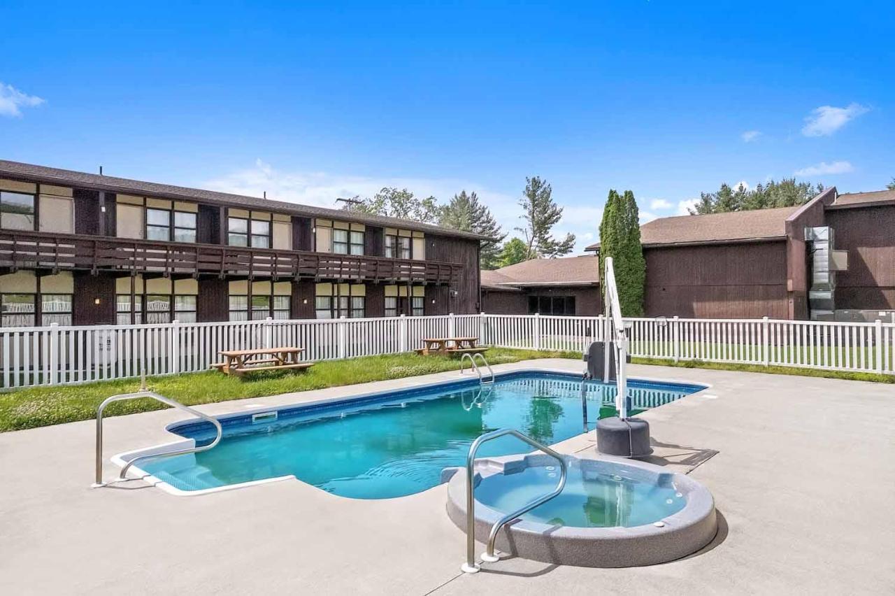 Shadowbrook Resort Tunkhannock Екстериор снимка